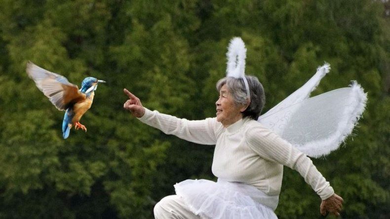 Una anciana japonesa cautiva a las redes sociales con selfis disparatados