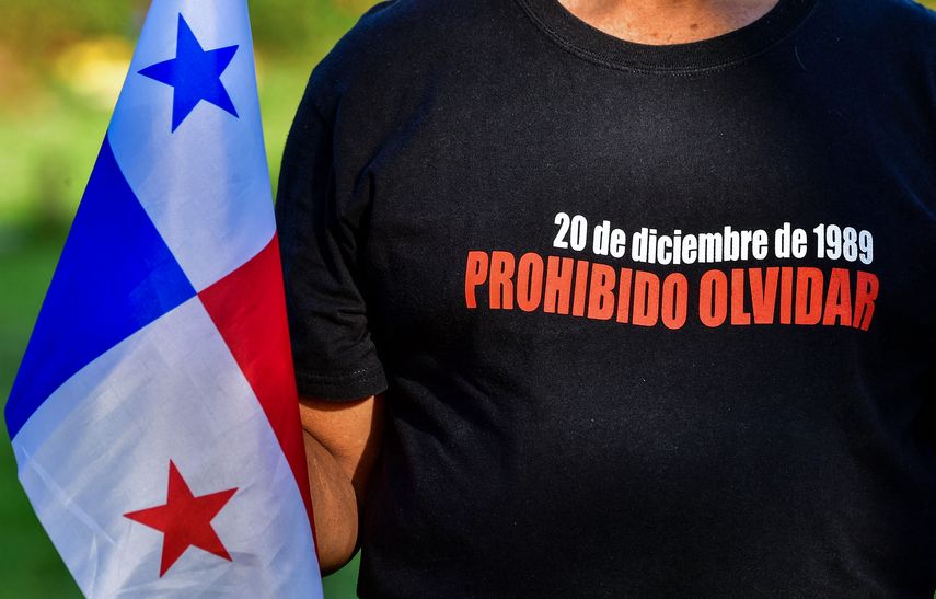 Familiar de una de las víctimas de la invasión a Panamá porta un suéter con la frase Prohibido olvidar.