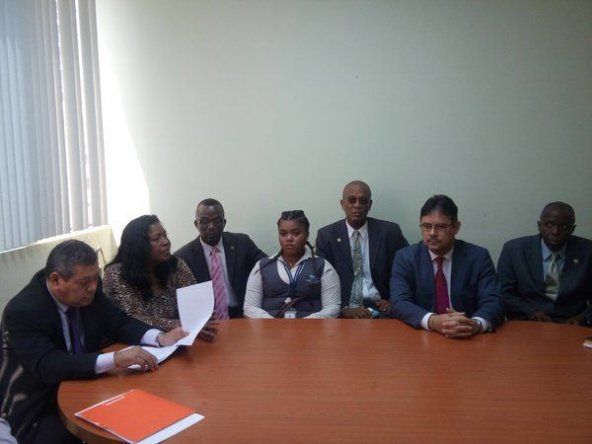 Joven suspendida por sus trenzas y empleadores logran acuerdo
