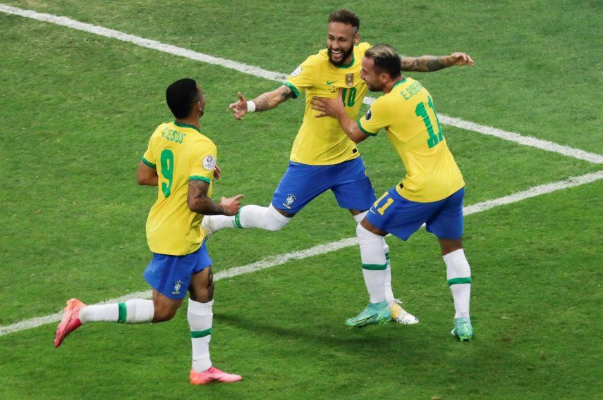 Neymar Jr (c) de Brasil celebra con sus compañeros Gabriel Jesús (i) y Everton Riveiro tras anotar contra Venezuela en el arranque de la Copa América.