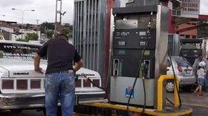 Siguen largas filas por escasez de gasolina en Venezuela