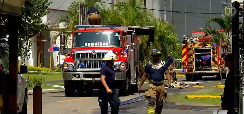 Bomberos atienden incendio en el edificio del SPI en Corozal.
