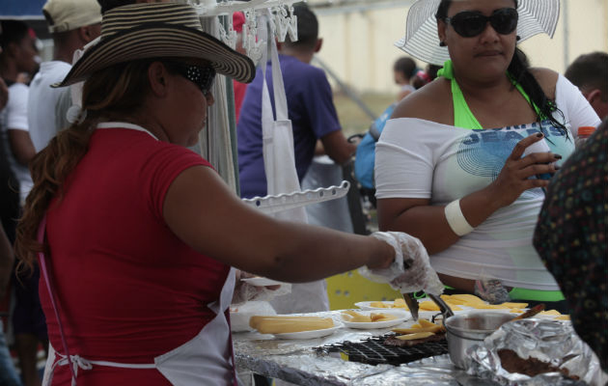 Venta ambulante en el Desfile de Reinas