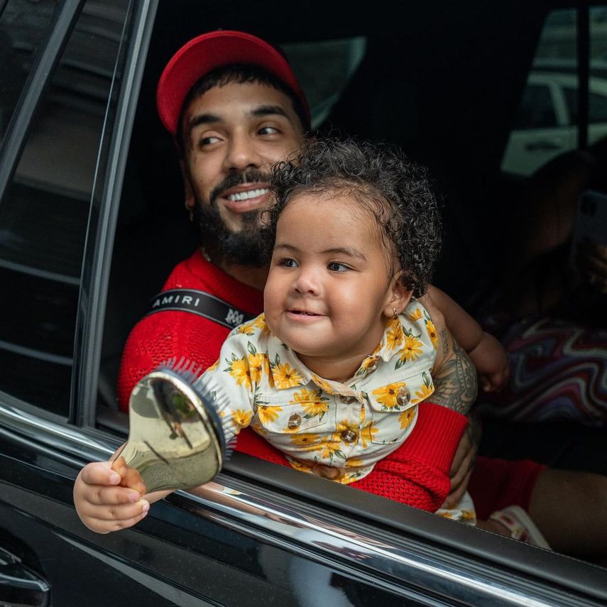 Anuel AA y su tercera hija, Cattleya Anuel AA y su tercera hija, Cattleya