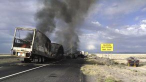 Aumenta a 16 el número de muertos en choque entre camión y autobús en Bolivia