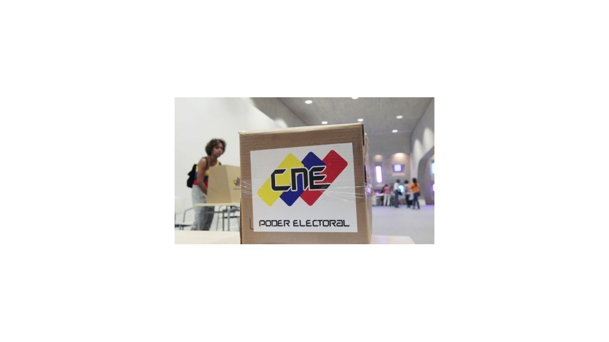 Las hijas y el yerno de Chávez votaron en un colegio en Caracas