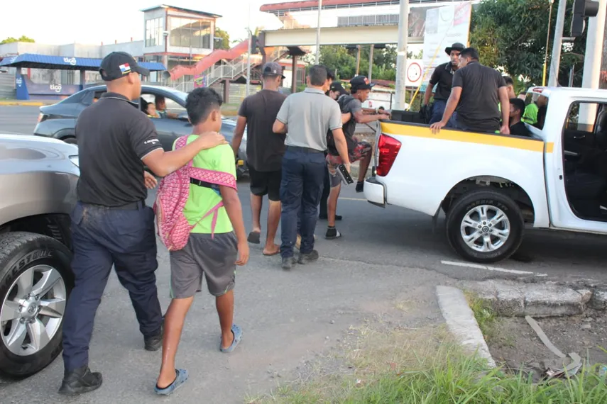 Migrantes en aéreas comerciales de David fueron trasladados a albergue en Gualaca.