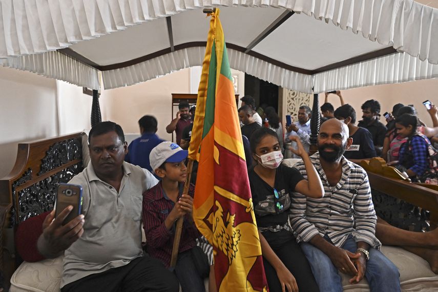 La gente se agolpa dentro del palacio presidencial de Sri Lanka