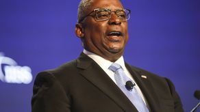 Austin dijo que Washington sigue comprometido con la “política de una sola China”, que reconoce a Beijing, pero permite relaciones informales y vínculos de defensa con Taipéi.