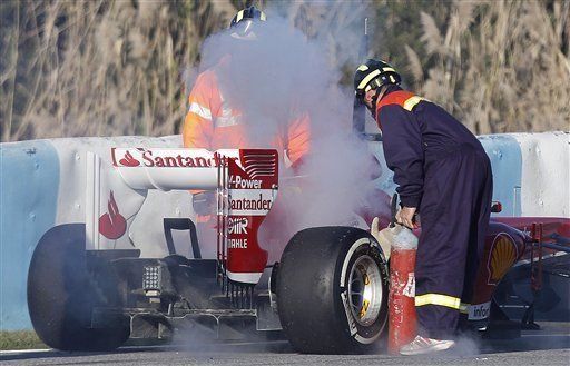 Ferrari de De la Rosa bota humo en Jerez