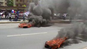 Universitarios y trabajadores cierran vías en protesta contra escándalos de corrupción