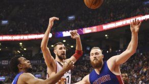 Pistons remontan en último cuarto para vencer a Raptors