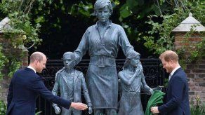 Los príncipes Guillermo y Enrique.