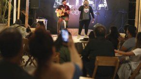 Cantante callejera pone voz a la situación de Venezuela