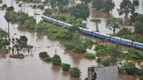 Rescatan a 700 pasajeros de tren inundado en India