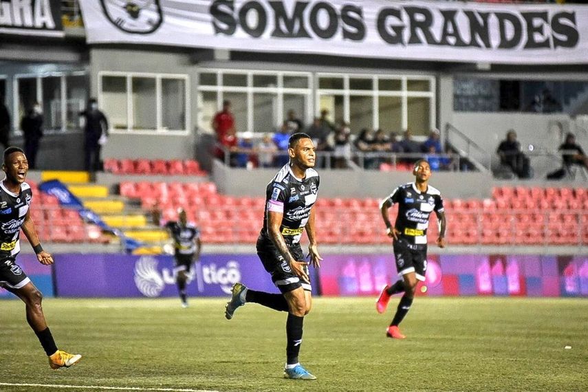 El Tauro F.C. se lleva la victoria tras vencer 1a 2 al Plaza Amador con goles de Ismael Díaz  y Edwin Aguilar.