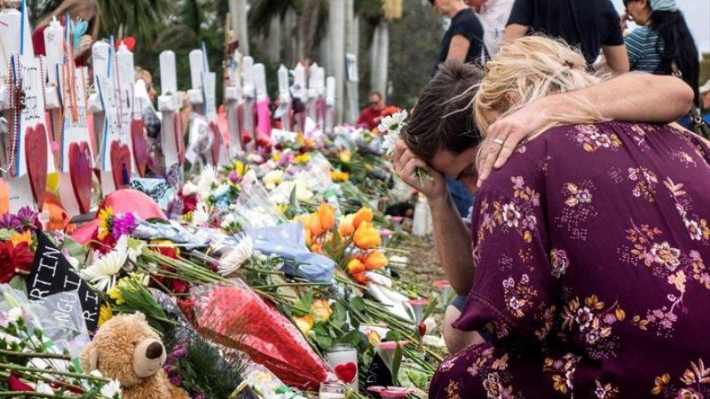 Suspenden policía que estaba en escuela durante matanza en Florida y no entró