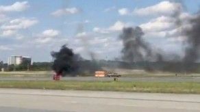 Momento en que cae avioneta durante espectáculo aéreo