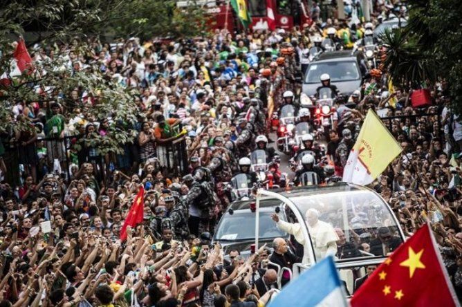 Entre protestas y ovaciones el Papa llega a Brasil