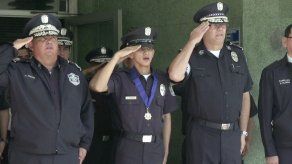Condecoran a agente que rescató a menor de alcantarilla en Colón Condecoran a agente que rescató a menor de alcantarilla en Colón