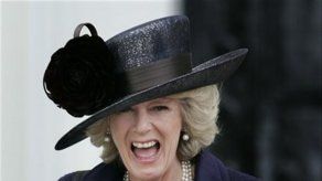 Reina Isabel II concede nuevo honor a Camila