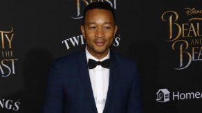 El suegro de John Legend le regala un calentador de pene por Navidad