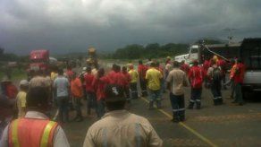 Obreros de Transcaribe cierran autopista Arraiján - La Chorrera