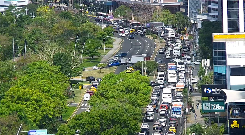 Cierre de calle por camiones volquetes en Ave. Balboa.