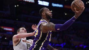 James se siente sobrecogido por superar a su héroe: Jordan