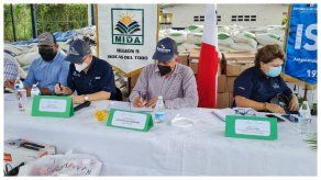 El ministro Augusto Valderrama junto a su equipo de trabajo del MIDA se trasladó a Bocas del Toro para para reunirse con representantes de organizaciones de productores de plátano. El ministro Augusto Valderrama junto a su equipo de trabajo del MIDA se trasladó a Bocas del Toro para para reunirse con representantes de organizaciones de productores de plátano.