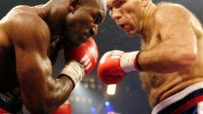 Valuev supera a Holyfield por decisión mayoritaria