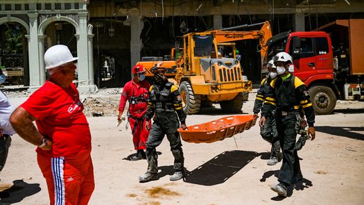 El duelo fue decretado poco después de que el coronel Luis Carlos Guzmán, jefe del Cuerpo de Bomberos, anunciara a la prensa la extracción del último óbito de entre los escombros del hotel.
