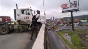 Camión perdió el control y casi cae del puente de los Cuatro Altos