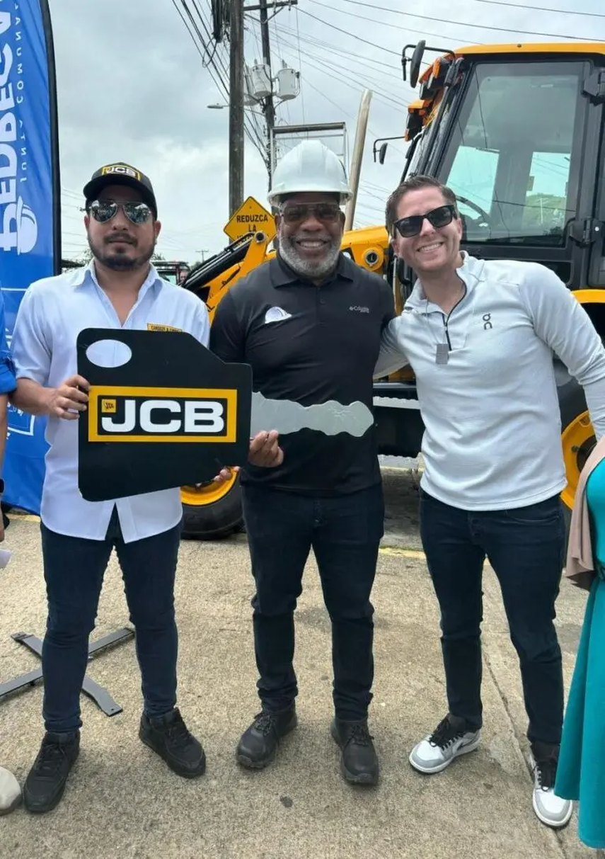 Entrega de la retroexcavadora por el Municipio de Panamá. Entrega de la retroexcavadora por el Municipio de Panamá.