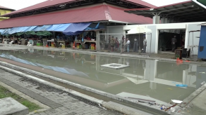 Denuncian desborde de aguas servidas en el Mercado Público de Colón