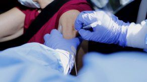 Personal de salud aplica una vacuna contra la COVID-19.