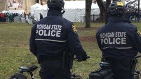 Gana demanda mujer que enseñó el dedo medio a un policía