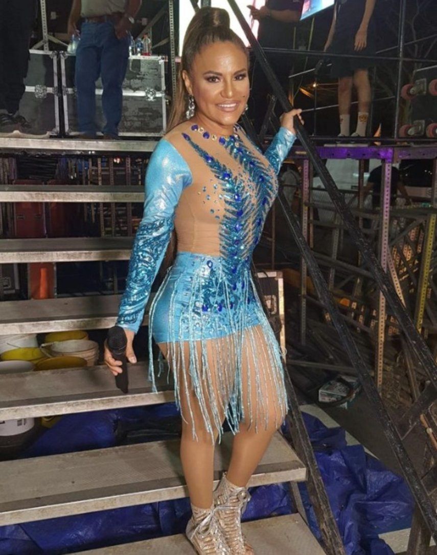 Sandra Sandoval se sienta en plena Avenida B y comparte con sus fans