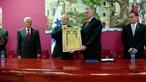 UP entrega reconocimiento a Raúl Castro