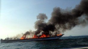 Tailandia rescata a 110 personas en barco incendiado