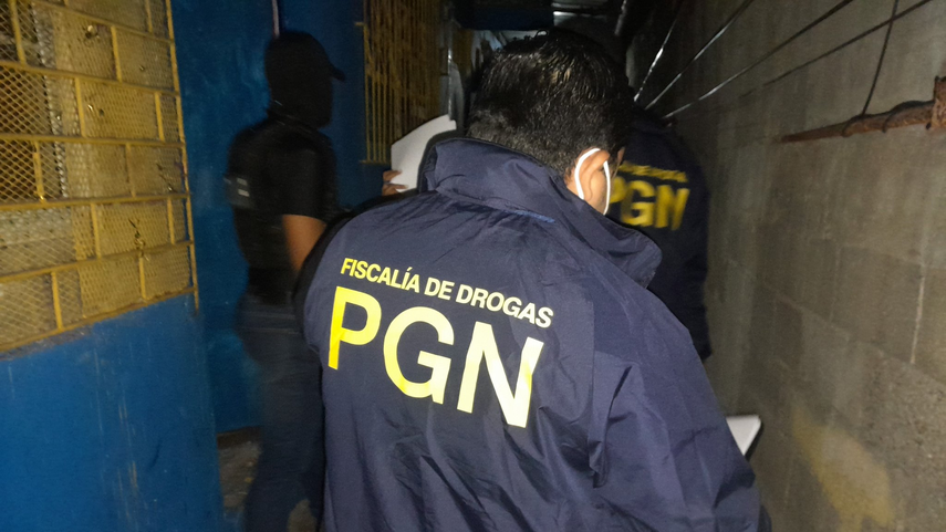 Agentes del Ministerio Público junto a unidades de la Policía Nacional