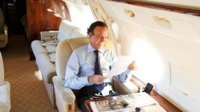 Julio Iglesias prestó su avión a Neymar para que viajara a Barcelona