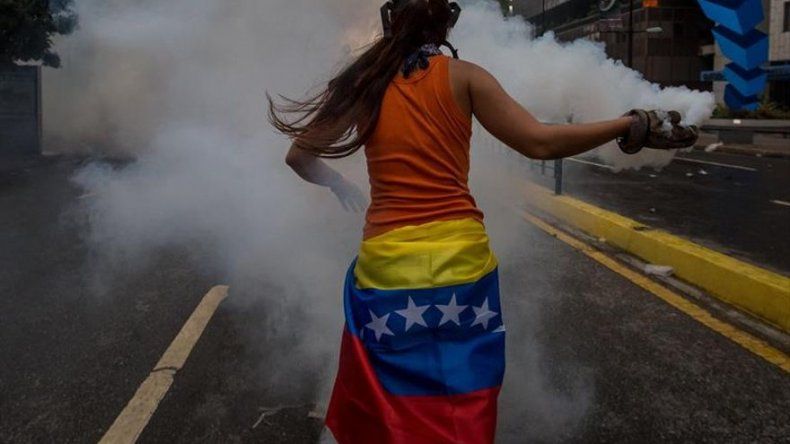 Fuertes disturbios y saqueos en otra noche de violencia en Caracas