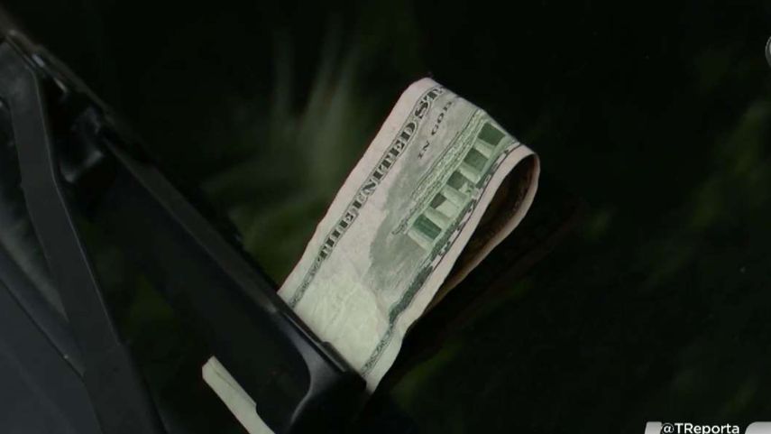 DIJ explica la modalidad delictiva del billete en el parabrisas.