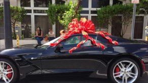 Aparece un Corvette con un lazo rojo de regalo en zona adinerada de San Juan