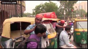 Los limpiadores de orejas sobreviven en la India entre tapones de cera