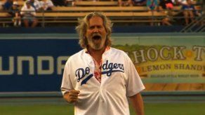 El actor Jeff Bridges realizó lanzamiento de honor