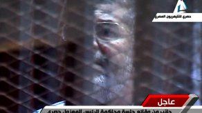 Egipto: Morsi llega a juicio por fuga de prisión