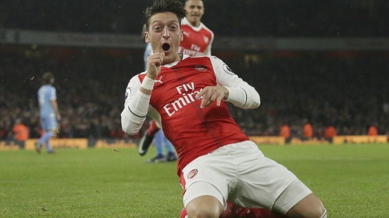 Arsenal vence 3-1 a Stoke y trepa a la cima de la Premier