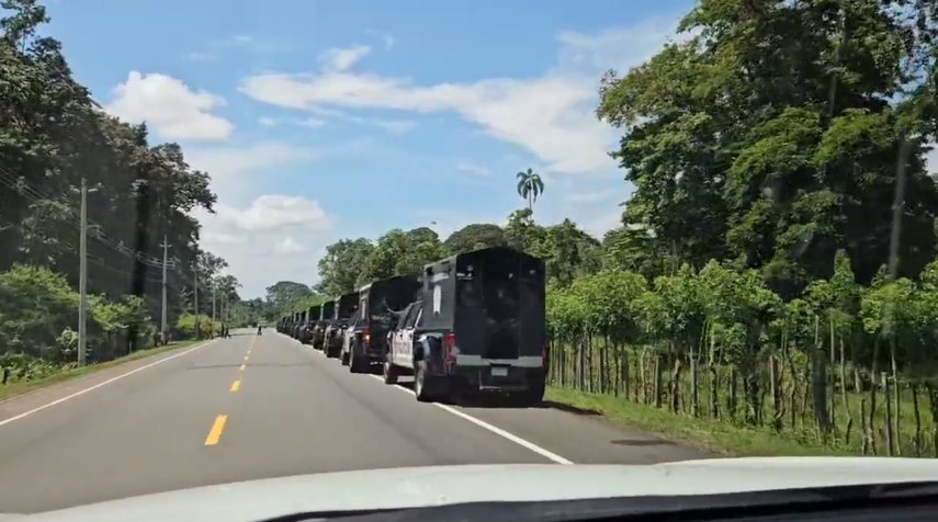 Patrullas antimotines de la Policía Nacional en los predios del terreno con orden de desalojo.&nbsp;